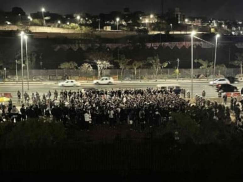 Um grupo de aproximadamente 300 torcedores protestaram na porta da Neo Química Arena (Foto: Fábio Lázaro/Lancepress)