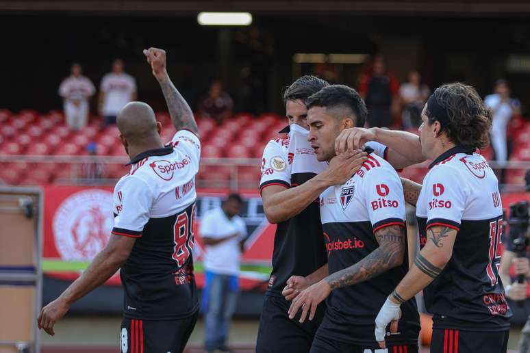 São Paulo atropela Red Bull Bragantino no Morumbi e encerra jejum no Brasileirão