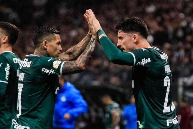 Palmeiras bate Corinthians em dérbi e amplia vantagem na liderança do Brasileirão