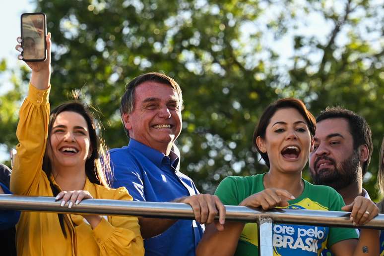 O presidente Jair Bolsonaro (PL) e a primeira-dama, Michelle Bolsonaro, participaram da 'Marcha para Jesus' no sábado (13/08)