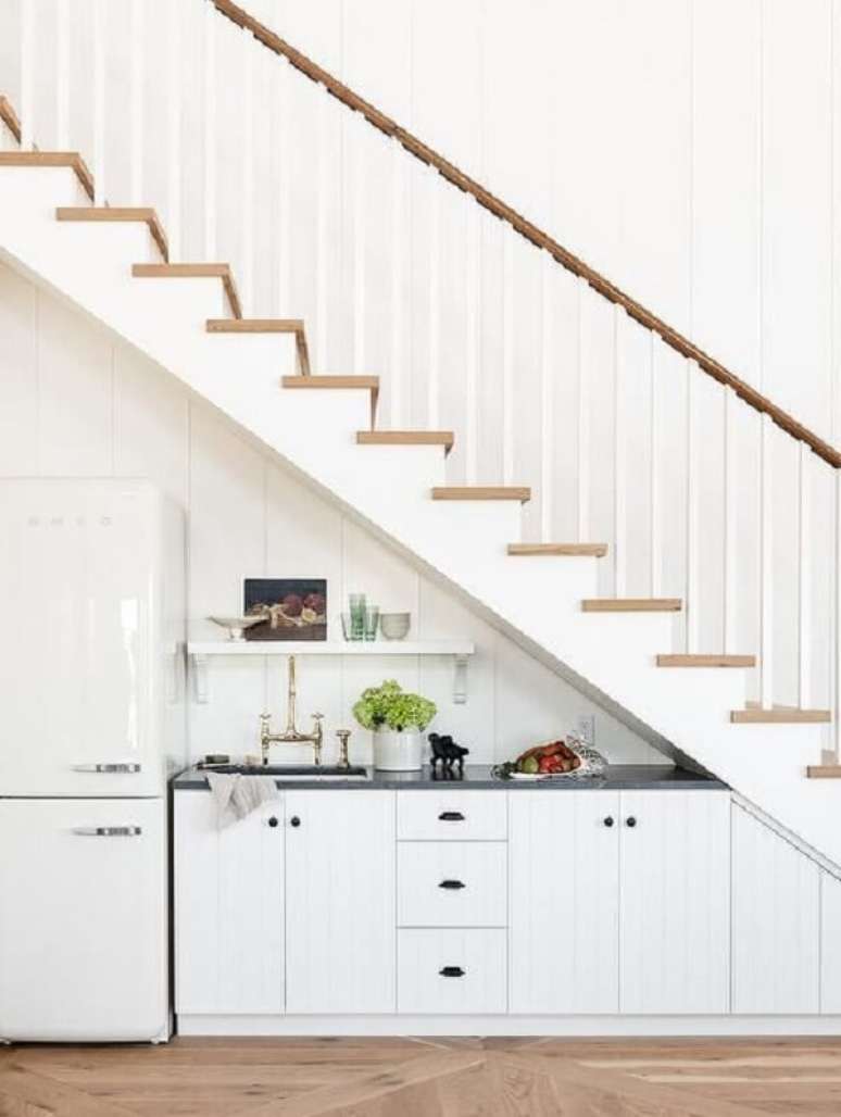 10. Projeto de armário embaixo da escada na cozinha. Fonte: DecorPad