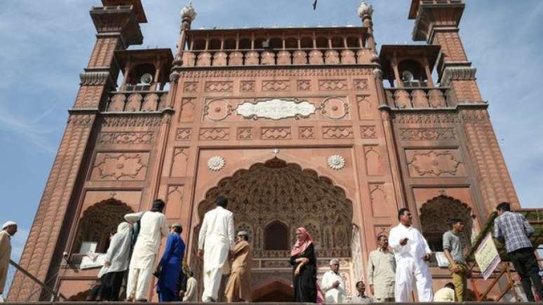 A mesquita Badshahi, erguida no século 17 em Lahore, é um grande símbolo da fé muçulmana no país