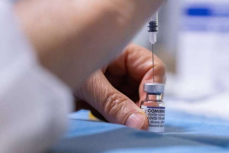 Vacina da Moderna foi atualizada para combater a variante Ômicron
