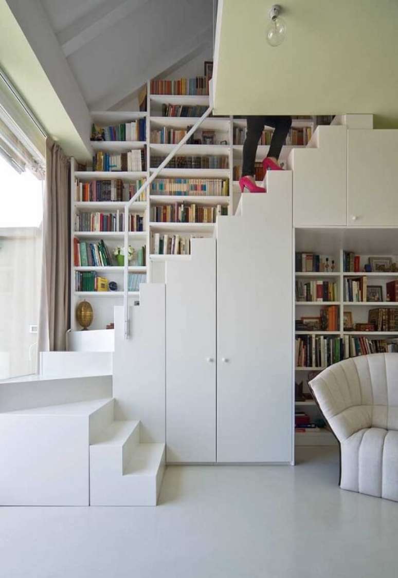 26. Ideias de armário embaixo da escada para organização de livros. Fonte: Agaragã CJ