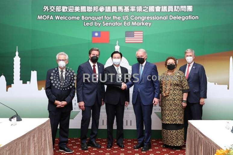 Delegação parlamentar dos EUA visita Taiwan
15/08/2022
Ministério das Relações Exteriores de  Taiwan/Divulgação via REUTERS