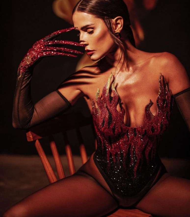 O look de carnaval de Deborah Secco tamb&eacute;m foi arrasador 