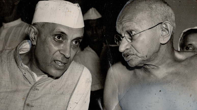 Os principais ativistas da independência, Jawaharlal Nehru (à esquerda) e Mahatma Gandhi (à direita), queriam uma Índia que abraçasse todas as religiões