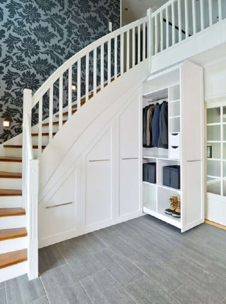 1. Decoração minimalista com armário embaixo da escada. Fonte: Brubakken Home AS