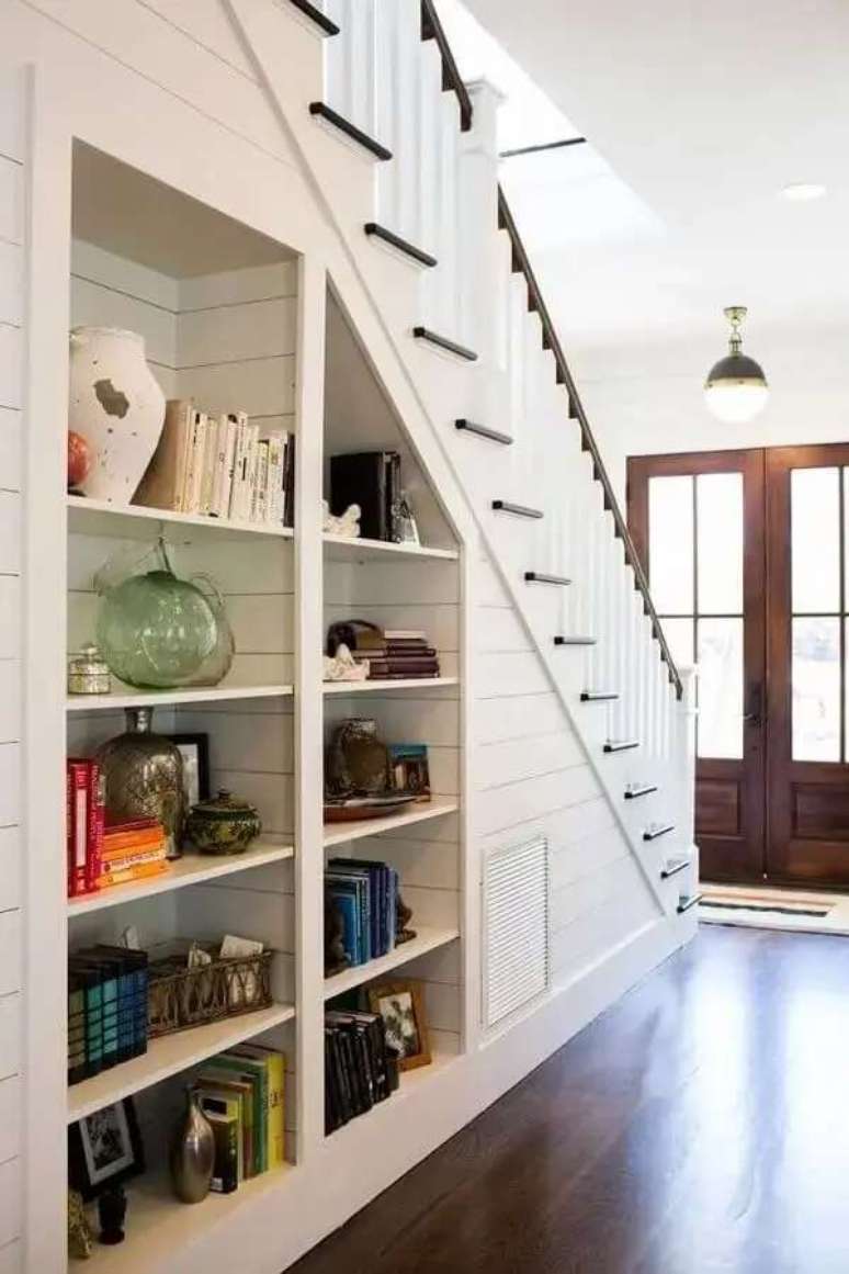 21. O armário embaixo da escada vazada é ótimo para decorar e organizar a casa. Fonte: The Pioneer Woman