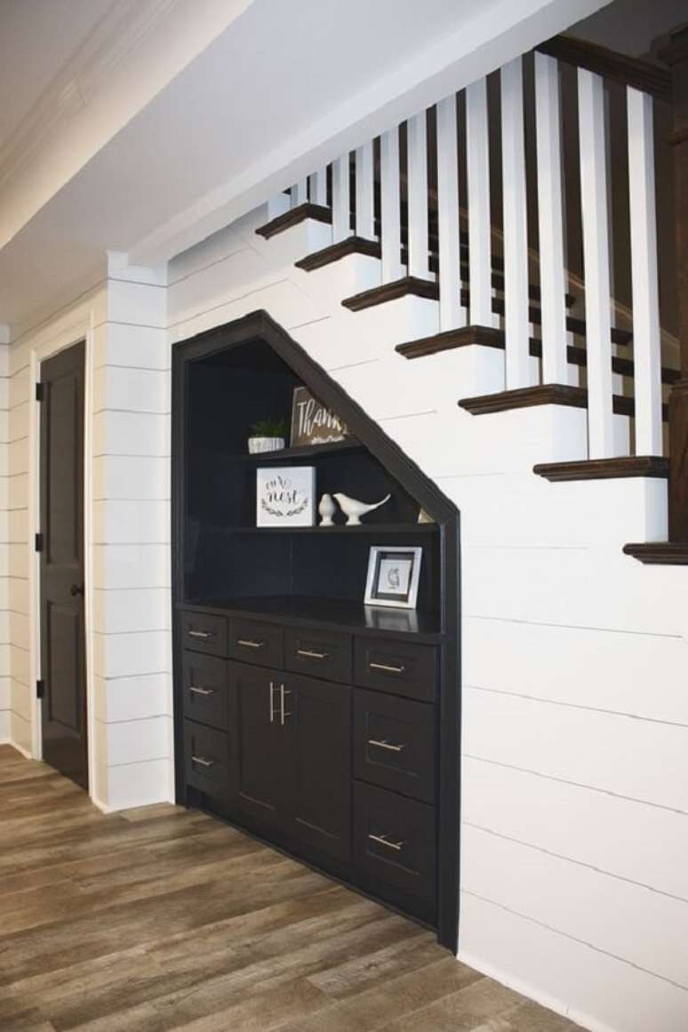 13. Tons de preto e branco para armário embaixo da escada. Fonte: Home Bunch