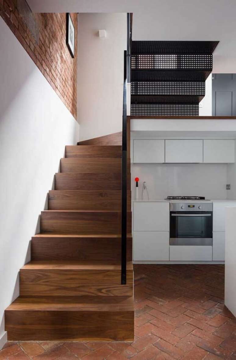 12. Soluções inteligentes para casas pequenas: armário embaixo da escada na cozinha. Fonte: Architizer