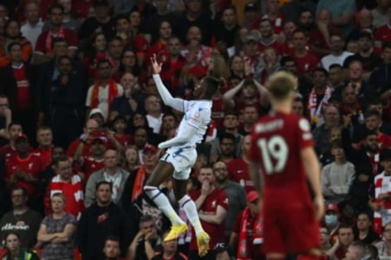 Liverpool vence Crystal Palace de virada e assume a liderança