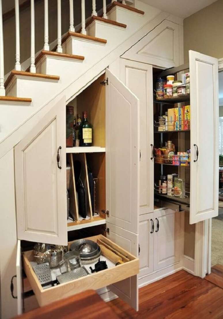 40. Armário embaixo da escada na cozinha: portas e gavetas que ajudam na organização de itens. Fonte: Cabinet World PA
