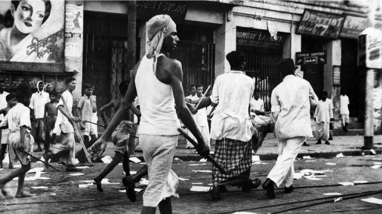Estima-se que 2 mil pessoas morreram nos Assassinatos de Calcutá em 1946, quando hindus e muçulmanos lutaram nas ruas