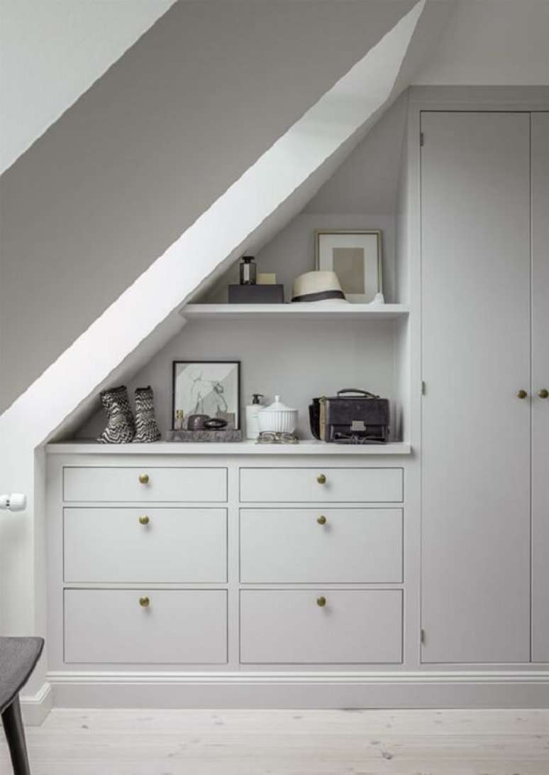 45. Armário embaixo da escada com design clean e minimalista. Fonte: ELLE Decoration Sweden