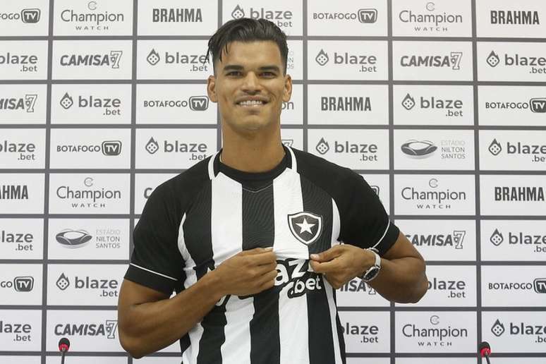Danilo Barbosa já foi apresentado pelo Botafogo (Foto: Vítor Silva/Botafogo)