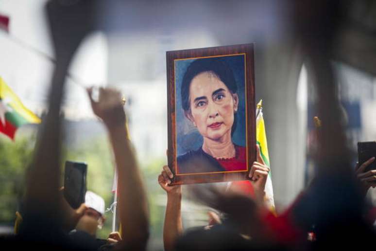 Suu Kyi foi condenada a mais seis anos de prisão por 'quatro crimes de corrupção'
