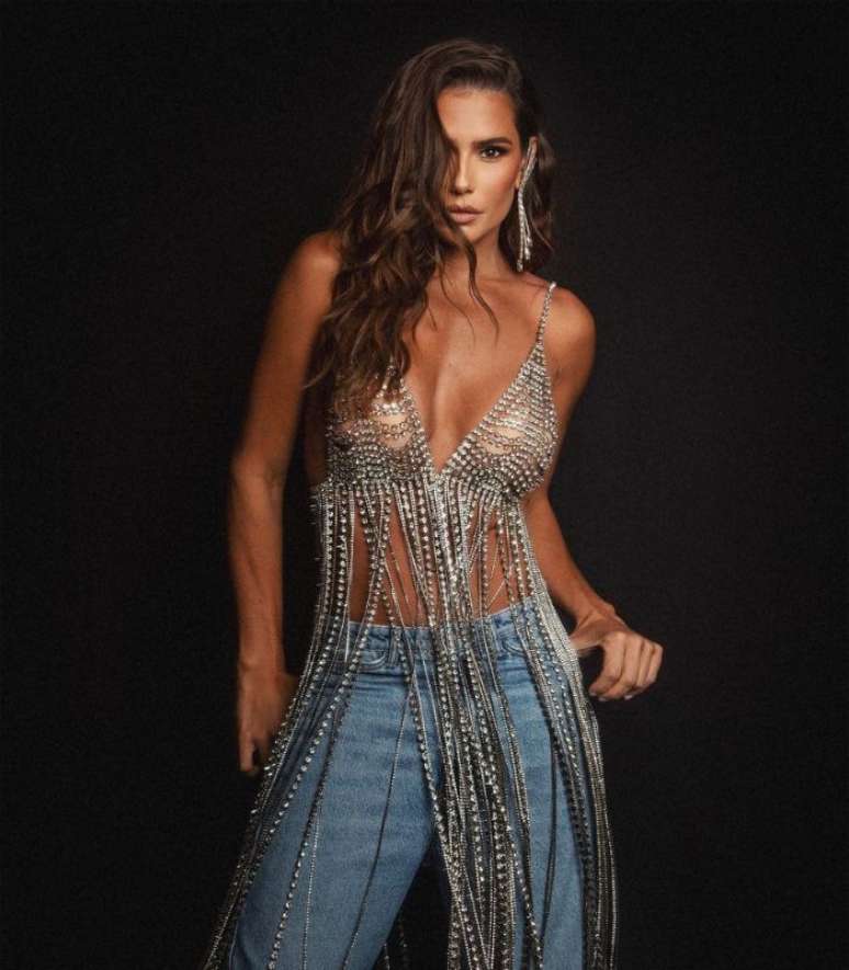 A atriz tamb&eacute;m d&aacute; seu nome quando o assunto &eacute; looks de festa 