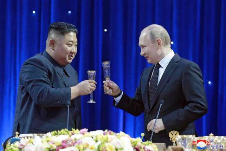 Putin e Kim trocaram cartas por data comemorativa na Coreia do Norte