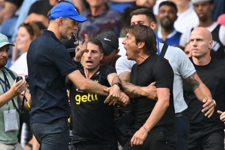 Thomas Tuchel e Antonio Conte tiveram discussão no clássico entre Chelsea e Tottenham (Foto: GLYN KIRK / AFP)