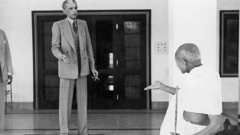 Muhammad Ali Jinnah discordava fortemente de Gandhi sobre a independência