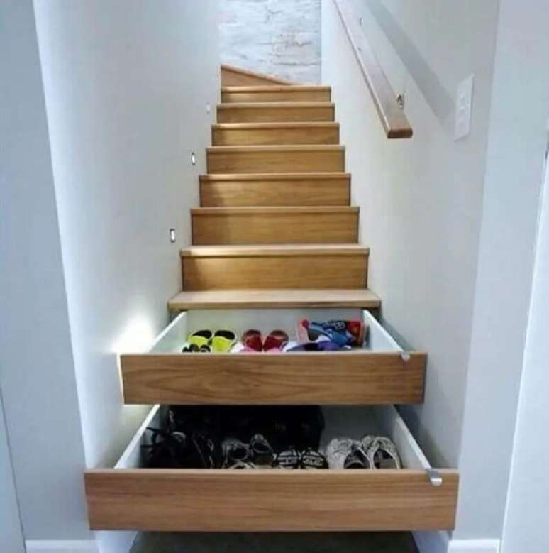 36. Armário embaixo da escada: cada degrau uma gaveta para organizar itens. Fonte: Archzine