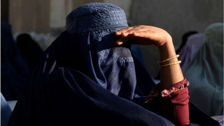 Mulher afegã vestindo uma burca