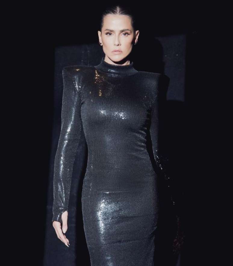 Visuais all black tamb&eacute;m fazem parte do guarda-roupa da atriz 