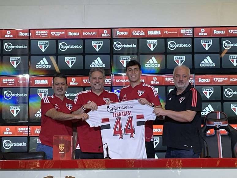 Depois de muita espera, Ferraresi enfim foi oficializado como novo reforço tricolor (Foto: Rubens Chiri/São Paulo FC)