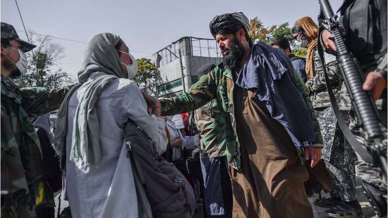 Membros do Talebã bloqueiam mulheres que protestam pelos direitos das mulheres em Cabul no dia 21 de outubro de 2021