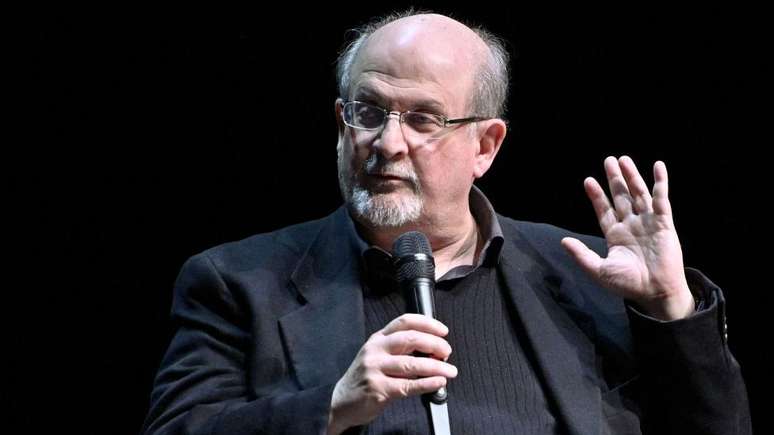 Rushdie é autor de romances como 'Vergonha' e 'Os Filhos da Meia Noite'