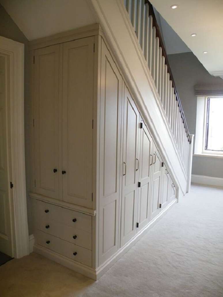 46. Aproveite cada cantinho da sua casa e monte um armário embaixo da escada planejado. Fonte: Elisabeth Smoot