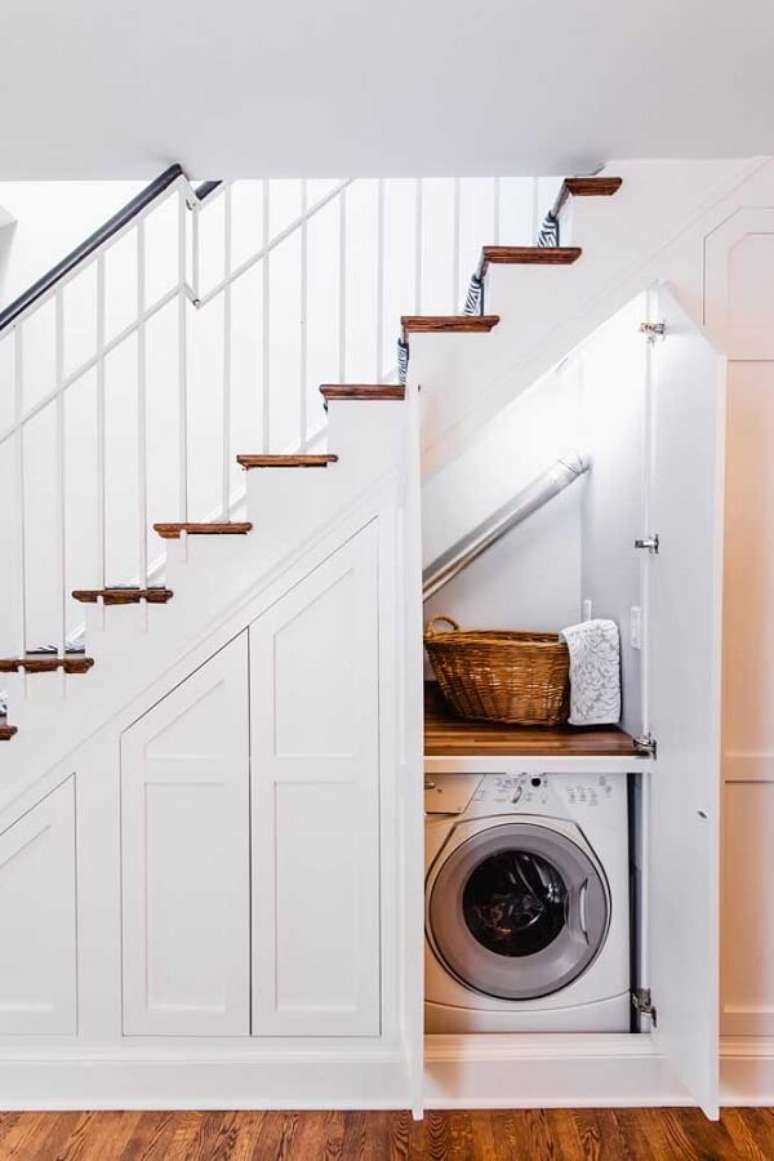 8. Ideias de armário embaixo da escada e lavanderia simples. Fonte: Hammer Design Build Remodel