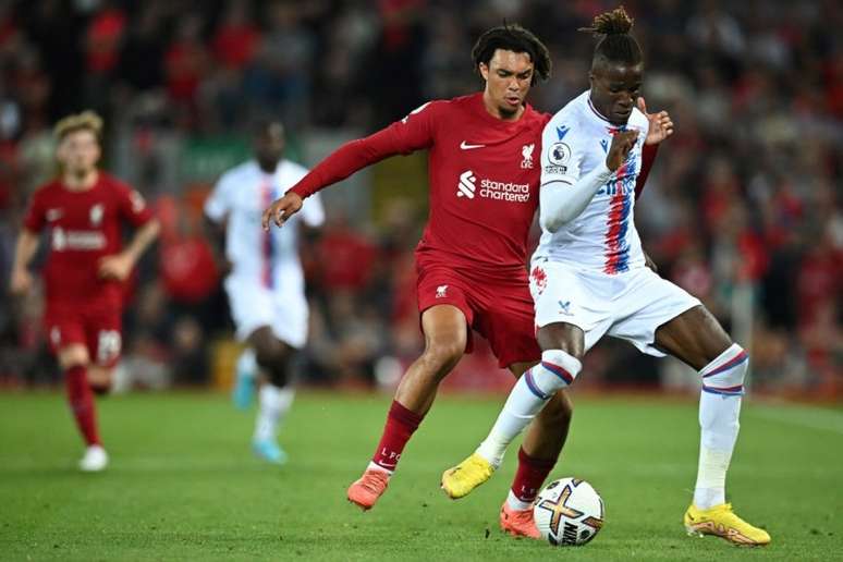 Liverpool vence Crystal Palace de virada e assume a liderança