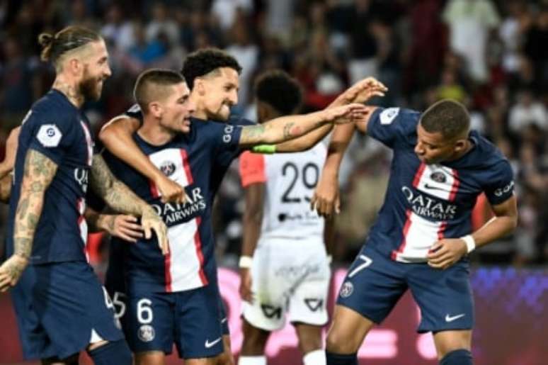 Mbappé se afasta de brincadeiras de companheiros após marcar gol (STEPHANE DE SAKUTIN / AFP)