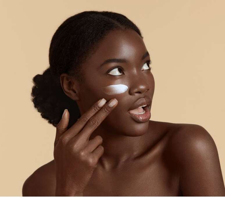 A hidratação deve fazer parte da rotina de skincare da pele preta 