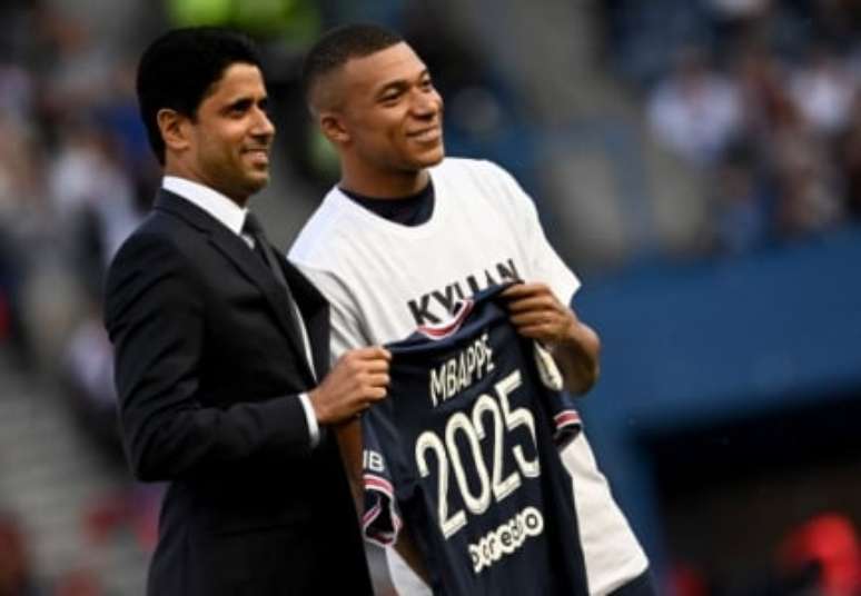 Presidente do PSG (à esq.) deu a Mbappé o maior salário do mundo (Foto: ANNE-CHRISTINE POUJOULAT / AFP)