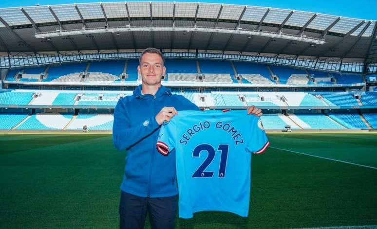 Sergio Gómez vai vestir a camisa número 21 no Manchester City (Foto: Divulgação / Manchester City)