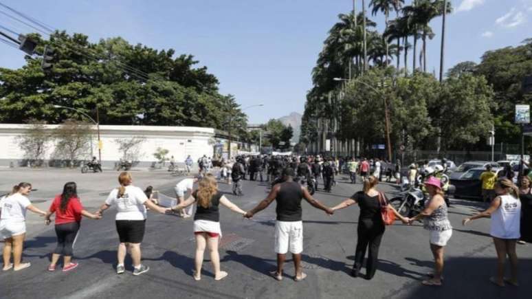 Foto de moradores do Horto impedindo passagem de polícia para reintegração de posse.