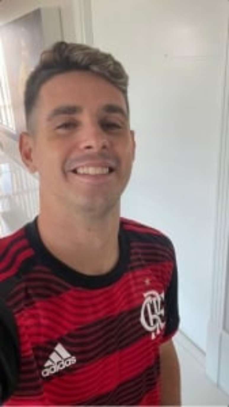 O meia Oscar vestindo a camisa do Flamengo (Foto: Reprodução)