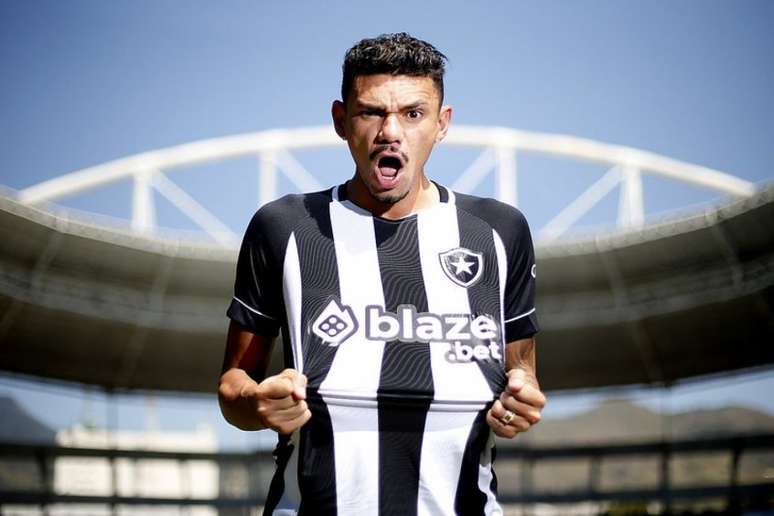 Tiquinho Soares com a camisa do Botafogo (Foto: Vítor Silva/Botafogo)