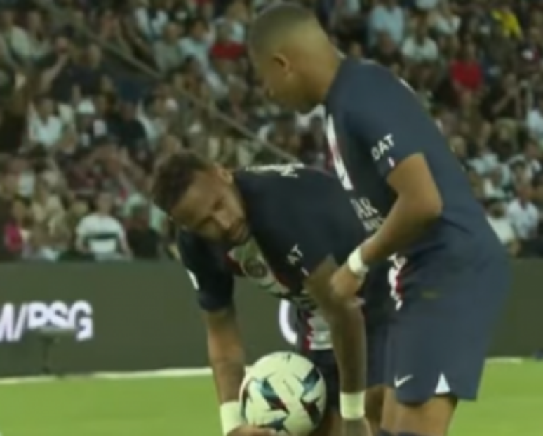 Momento da discussão de Neymar e Mbappé antes de pênalti (Foto: Reprodução / Prime Video)