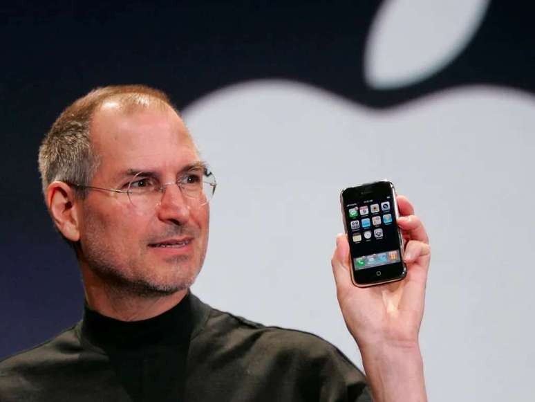 Steve Jobs, cofundador da Apple, segura iPhone