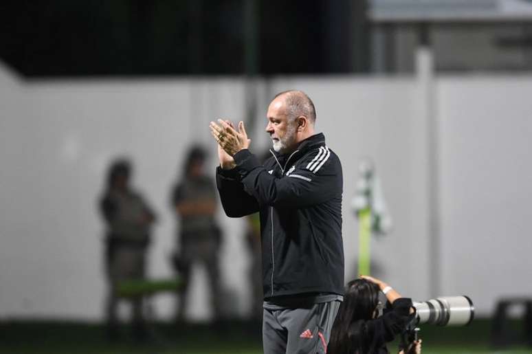 Treinador agradece apoio da torcida (Divulgação/Internacional)