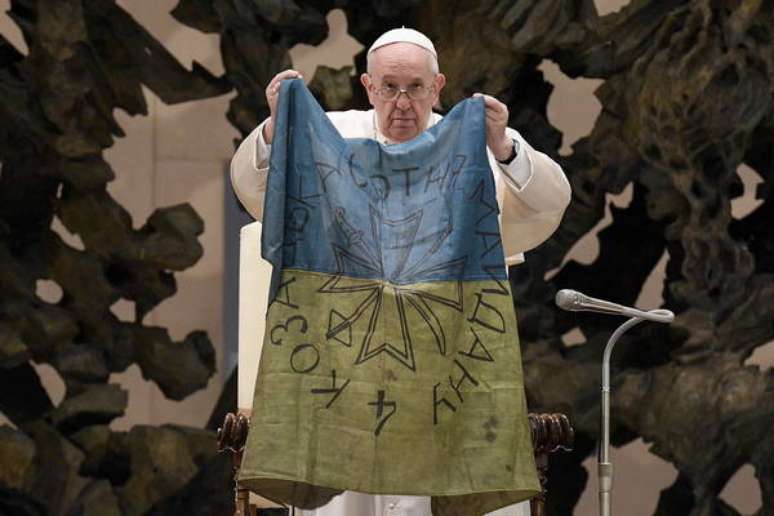 Papa Francisco posa com bandeira ucraniana proveniente de Bucha, em abril