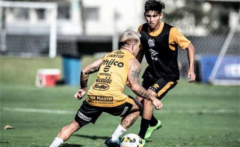 Soteldo e Miguelito em jogo-treino no CT Rei Pelé (Foto: Divulgação/Santos)