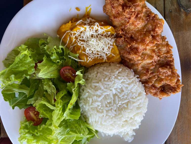 Tilápia empanada com queijo Serra da Canastra no Restaurante Panorama.