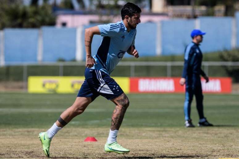 Leo Pais em treino no Cruzeiro - Gustavo Aleixo / Cruzeiro