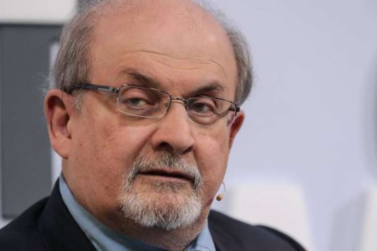 Salman Rushdie ainda se recupera do ataque que sofreu no último dia 12