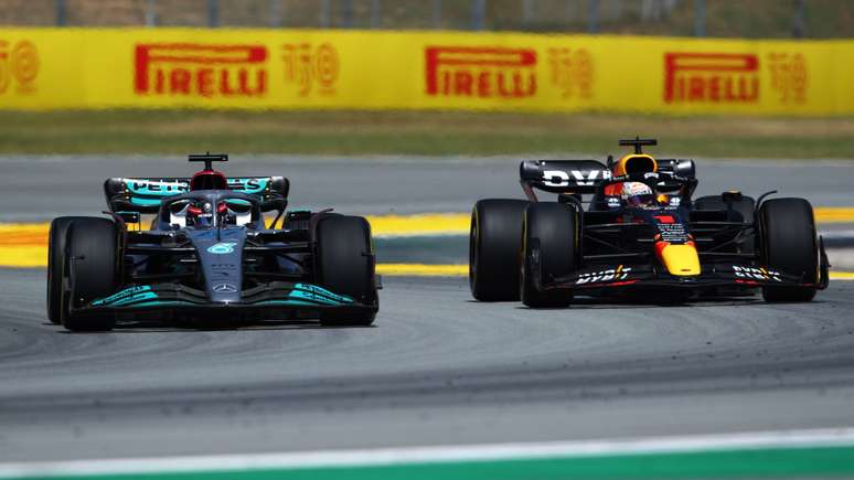 Russell e Verstappen na pista: carros de 2022 estão mais lentos que os de 2021